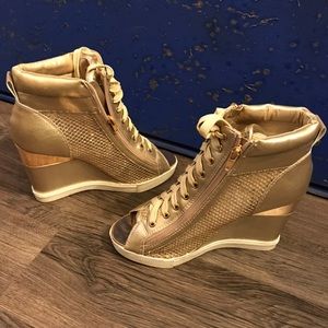 🆕GOLD Metallic Peep toe wedged Sneakers sz 8🌟
